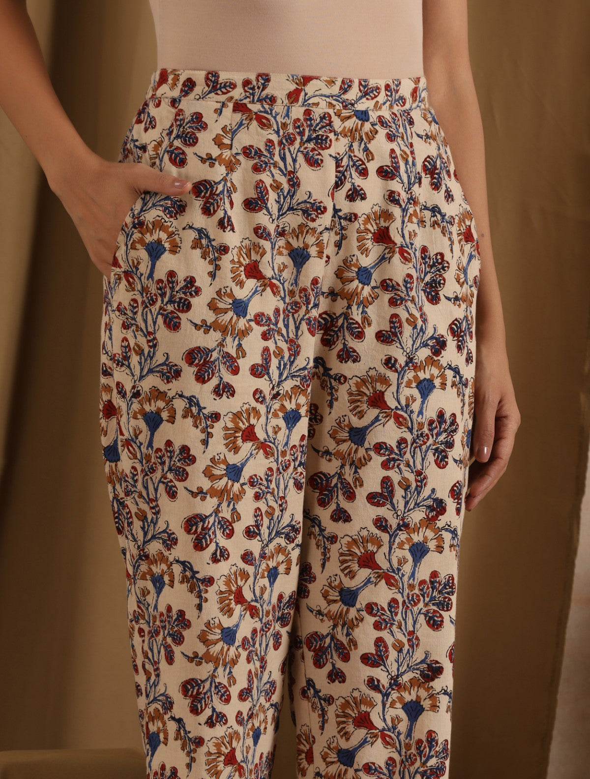 Pariza- Cream floral kurta with ruffled sleeves and matching pants