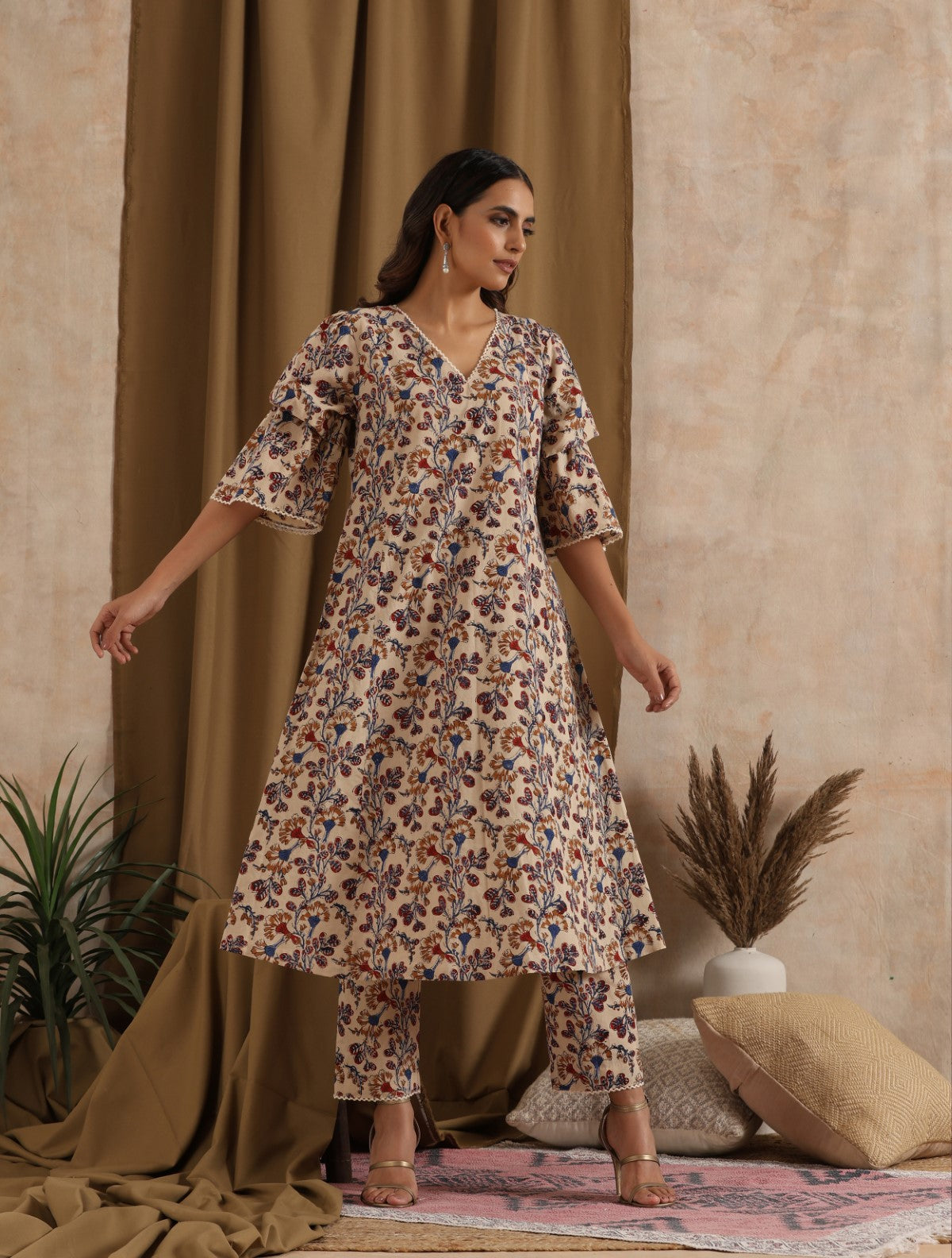 Pariza- Cream floral kurta with ruffled sleeves and matching pants