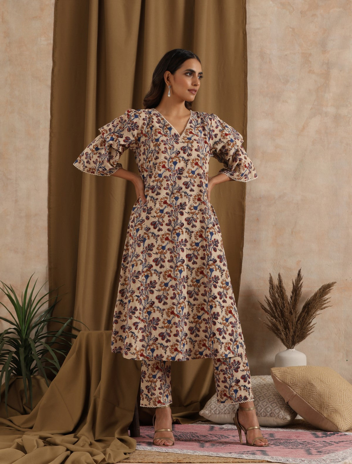 Pariza- Cream floral kurta with ruffled sleeves and matching pants