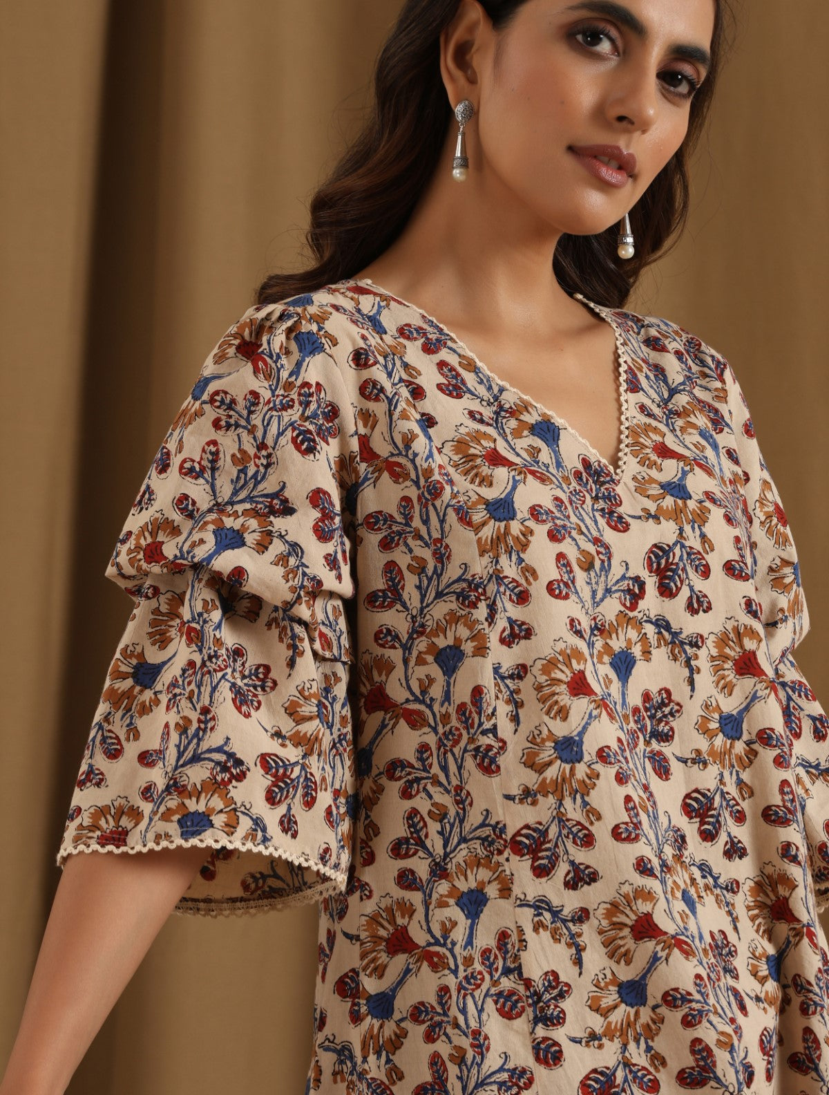 Pariza- Cream floral kurta with ruffled sleeves and matching pants