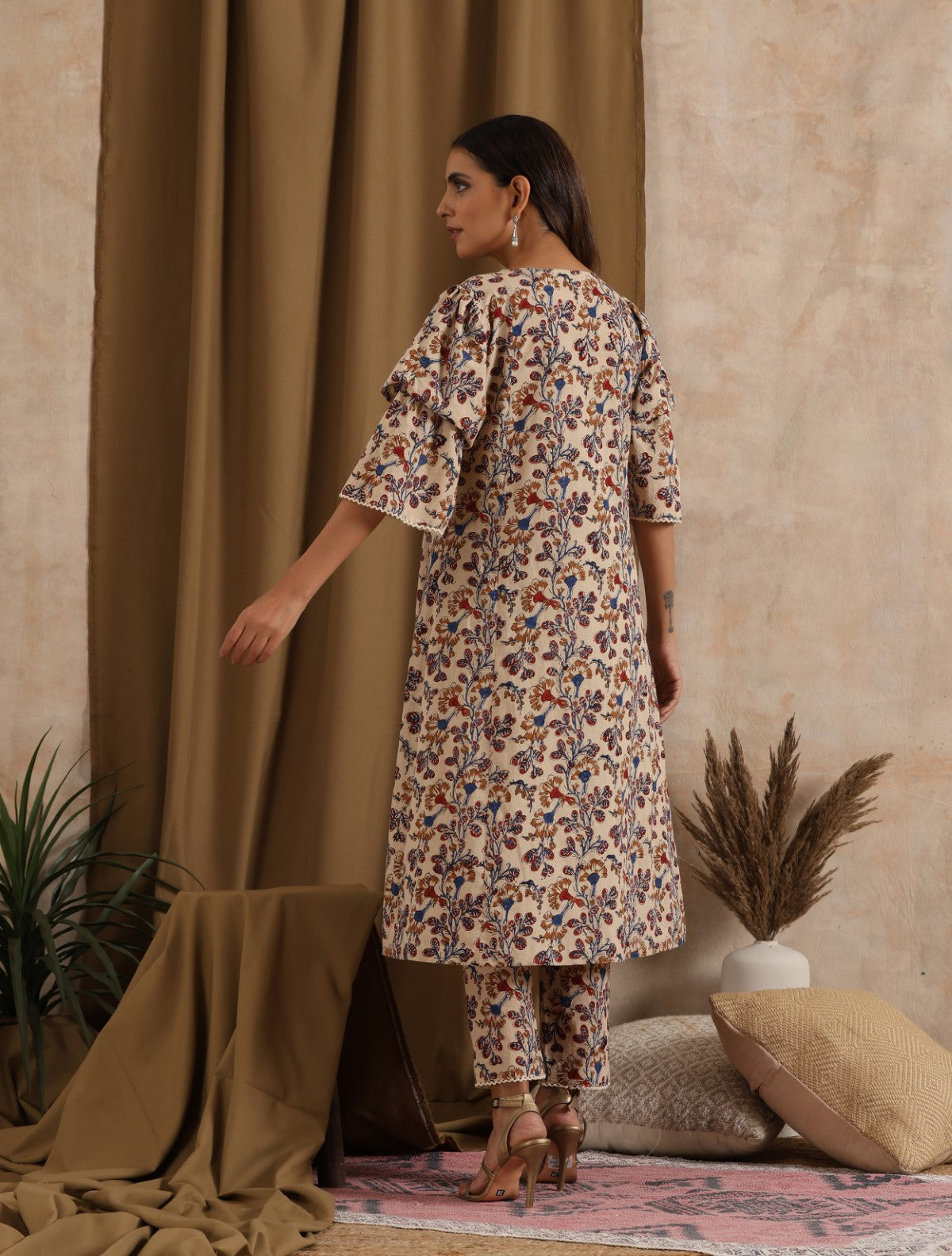 Pariza- Cream floral kurta with ruffled sleeves and matching pants