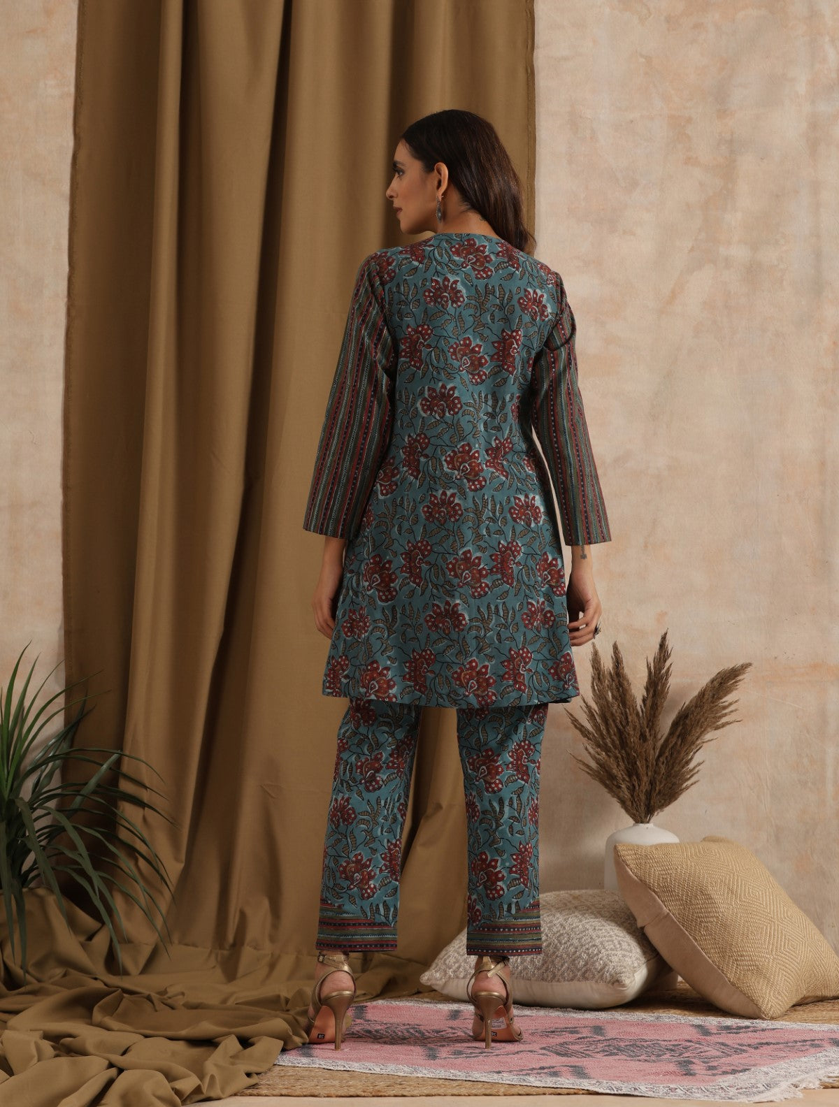 Prajakta- Blue floral striped kurta set with yoke