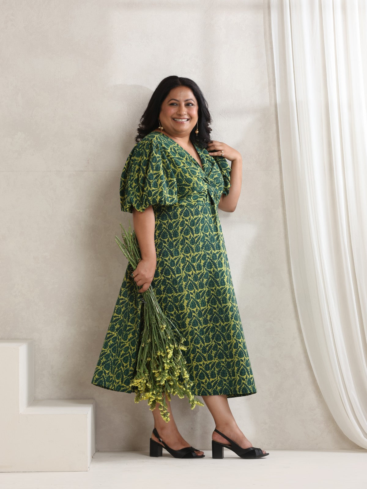 Deodar - Flowy dress with dramatic sleeves L Deodar - Flowy dress with dramatic sleeves L