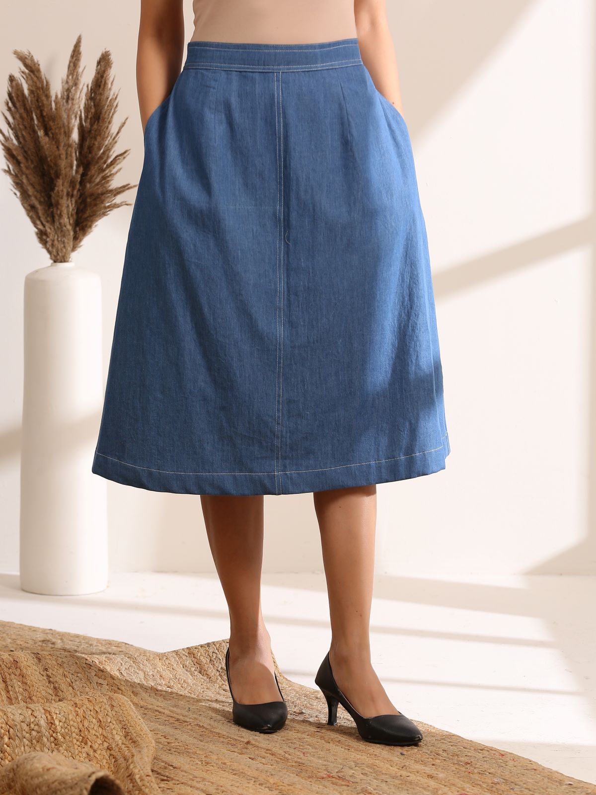 Basic - Light denim skirt with white stitching details